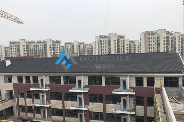 無錫摩利科為無錫漁港中學(xué)提供陶感瀝青波形瓦
